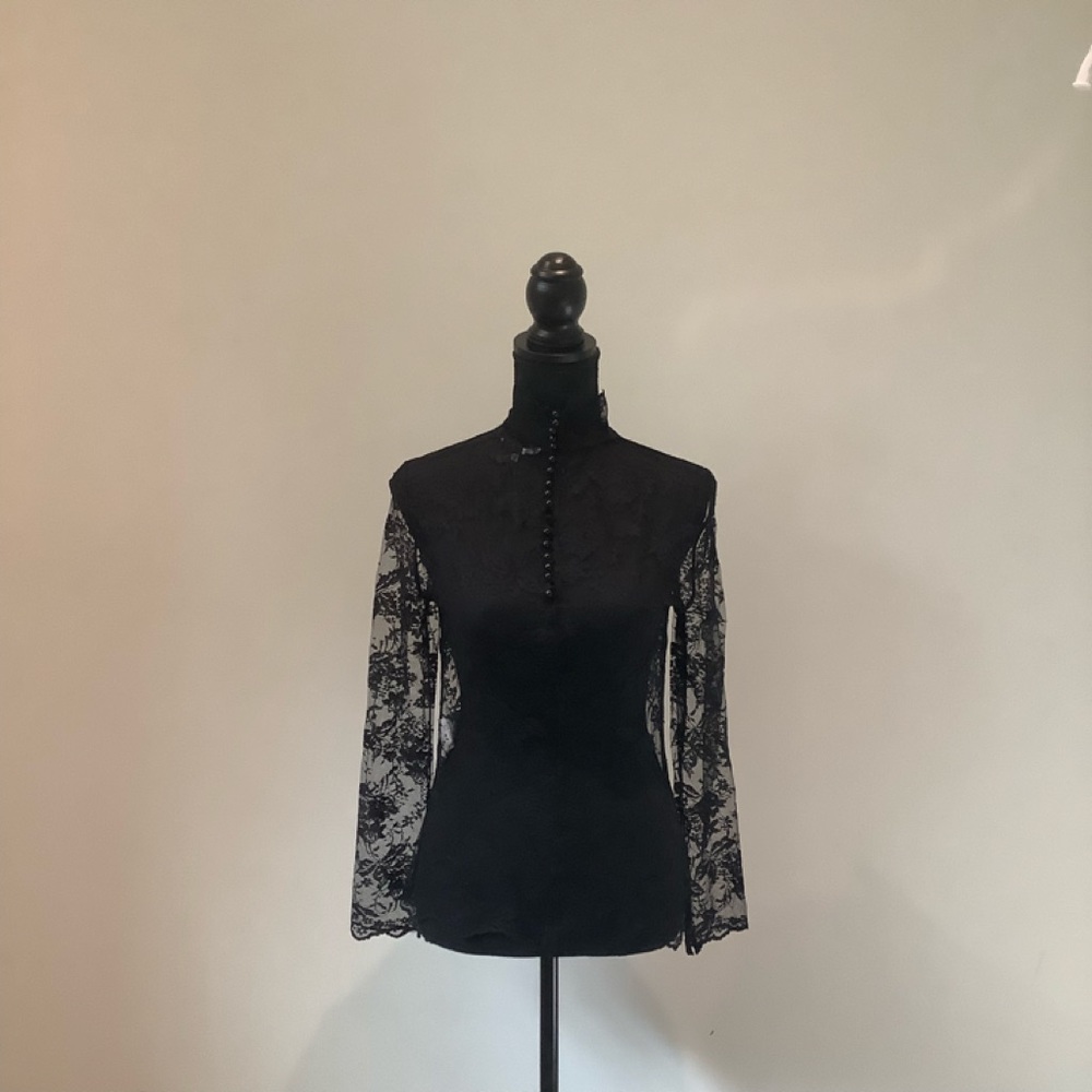 Zara beautiful transparent blouse color black it’s in great conditions.